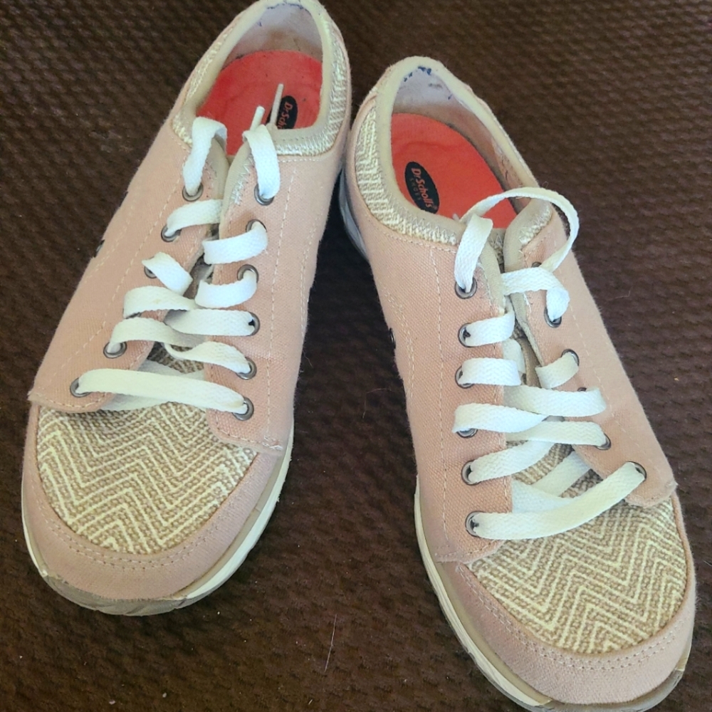Dr. Scholls sneaker similar to a deck shoe. Cream color. Size 7